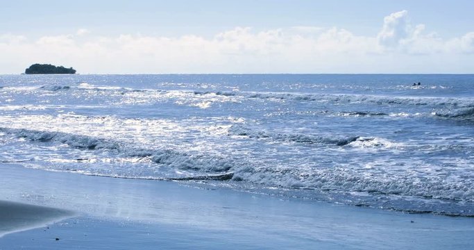 vagues au bord de l'oc&eacute;an pacifique avec reflets dus soleil 