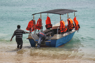 Obraz premium Man on boat in Unawatuna beach, Sri Lanka