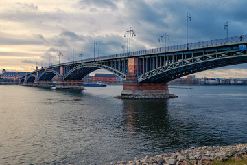 Fototapeta na wymiar Theodor-Heuss-Brücke in Wiesbaden