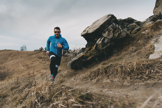 Trailrunning an der Teufelsmauer bei Quedlinburg im Harz, Deutschland