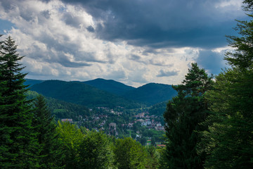 Blick auf Bad Herrenalb an einem bewölkten Sommertag, Deutschland