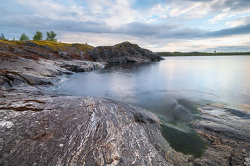 Obraz premium Lake stony coast landscape