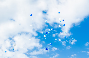 Fototapeta na wymiar Воздушные шарики в небе
