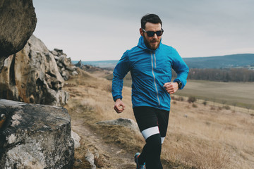 Trailrunning an der Teufelsmauer bei Quedlinburg im Harz, Deutschland