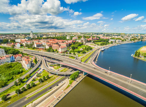 Fototapeta Szczecin - Stare miasto z lotu ptaka. Bulwar i wały Chrobrego, oraz rzeka Odra widziane z powietrza.