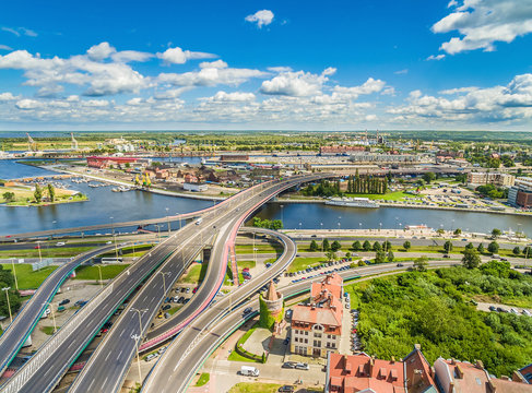 Fototapeta Szczecin z powietrza. Trasa Zamkowa i most Łabudy nad Odrą, widziane z lotu ptaka..