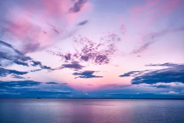Photo sur Plexiglas Violet pâle Coucher de soleil rose sur le lac Supérieur avec bateau