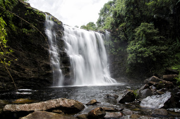 Obraz premium Przyroda krajobraz ukryty wodospad w tropikalnej Tajlandii
