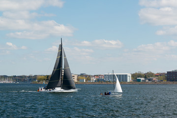 Rennyacht zur Kieler Woche vor dem Marinearsenal
