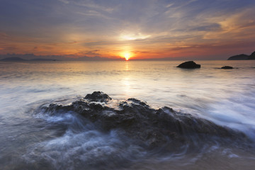 Obraz premium Beautiful sunrise at the beach of topical climate island.
