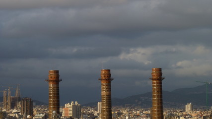 Blick vom Montjuïc auf drei Schornsteine und auf Barcelona Katalonien Spanien