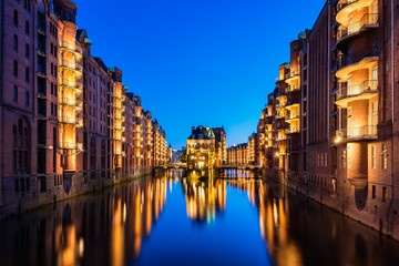 Obraz premium Canal Warehouses in Downtown District of Hamburg Germany at dusk
