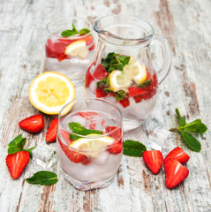 Lemonade with srtawberries