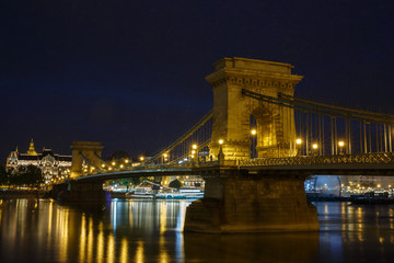 Obraz premium Night view of the Szechenyi Chain Bridge is a suspension bridge. Hungary
