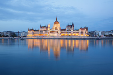 Obraz premium Budapest Parliament building at evening on the Danube river