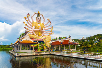 Fototapeta premium Храм Ват Плай Лаем (Wat Plai Laem) на острове Самуи