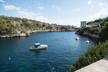 Fototapeta na wymiar felsige Bucht auf Mallorca mit Schiffen in der Sonne