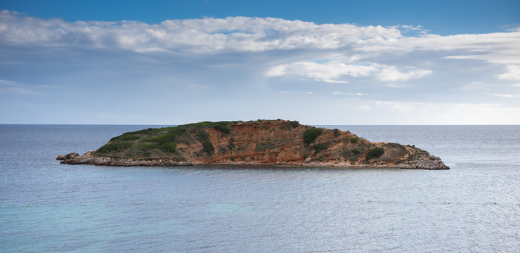 Kleine Insel vor Potals Nous in der Abendsonne