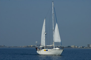 Fototapeta na wymiar sailboat in the ocean 