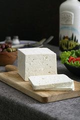 formaggio bianco su tavolo grigio