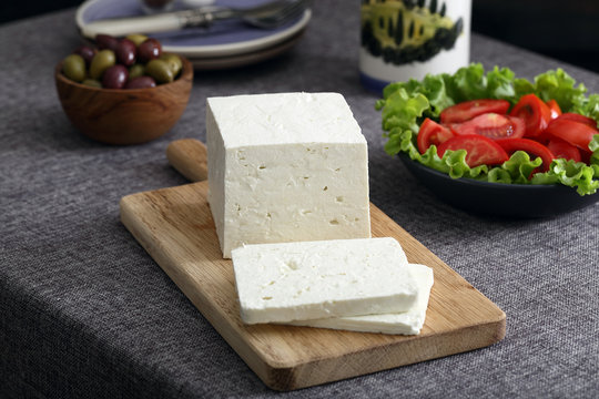 formaggio bianco su tavolo grigio