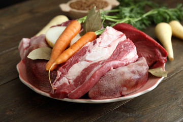 carne cruda di bovino su tavolo di cucina rustico
