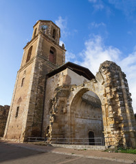 Obraz premium Torre del Reloj y Ruinas del Monasterio de San Benito. Sahagun. España