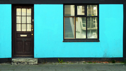 Fototapeta na wymiar traditionelle bunte Häuserfassade in Reykjavik in Island