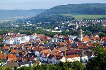 Fototapeta na wymiar Blick auf die Stadt Tuttlingen von der Ruine Honburg auf dem Honberg