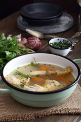 brodo o zuppa  con cosce di pollo in tegame di metallo