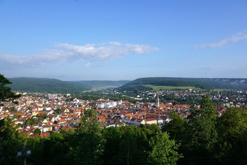 Blick auf die Stadt Tuttlingen von der Ruine Honburg auf dem Honberg - 165600971