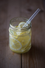 Лимонная вода в банке с трубочкой
