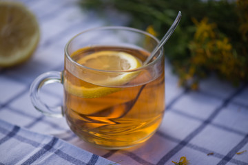 Травяной чай из зверобоя с лимоном