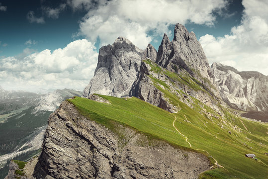 Blick von der Seceda auf die Geislergruppe in den Dolomiten, Italien