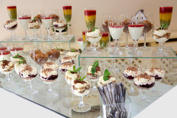 Słodkie i kolorowe desery na przyjęciu na szwedzkim stole.