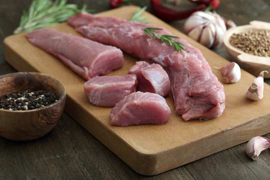 carne cruda di porco o maiale su sfondo tavolo di cucina rustico