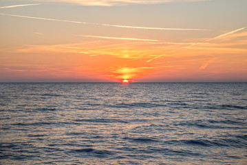 Fototapeta na wymiar Sonnenaufgang über dem Meer