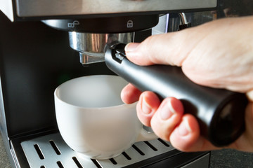 Процесс создания кофе в кофе машине.