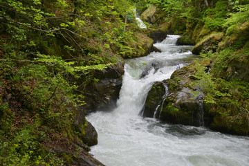 Langue de cascade des Pyrénées dans la réserve naturelle d'Orlu (09110), département de l'Ariège en région Occitanie, France