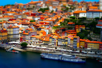 Fototapeta premium Kolorowe miniaturowe tilt-shift widok starego centrum miasta, Porto, Portugalia