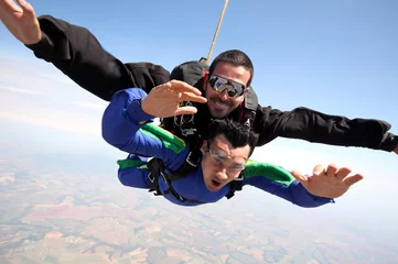 Photo sur Plexiglas Sports aériens Amis de parachutisme en tandem