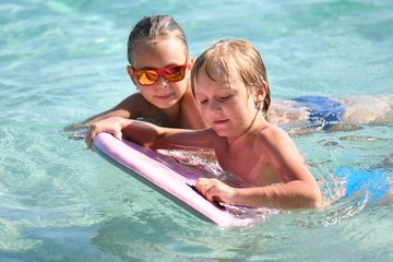 enfants avec surf
