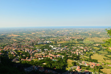 blick auf san marino aus der vogelperspektive 