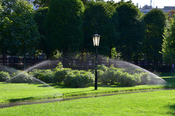 Sprinkler - Automatische Bewässerung des Rasens im Park