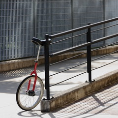 monociclo appoggiato © avanzimg