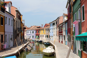 Fototapeta na wymiar brightly coloured houses and boats on the island of Burano