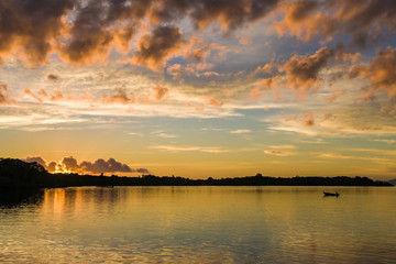 Naklejka premium Cloudy sunrise