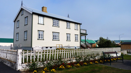 Einsames Haus in weiter Fjord-Landschaft von Island