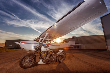 Cessna (Kleinflugzeug) und Motorrad