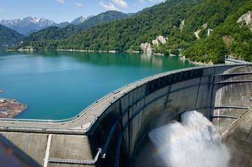 長野県と富山県の境にある黒部ダムの大放水